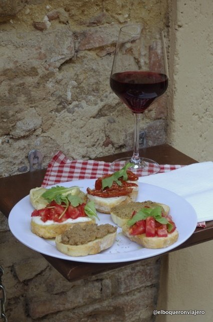 Crostinis and wine in Sapori de Toscana, Volterra