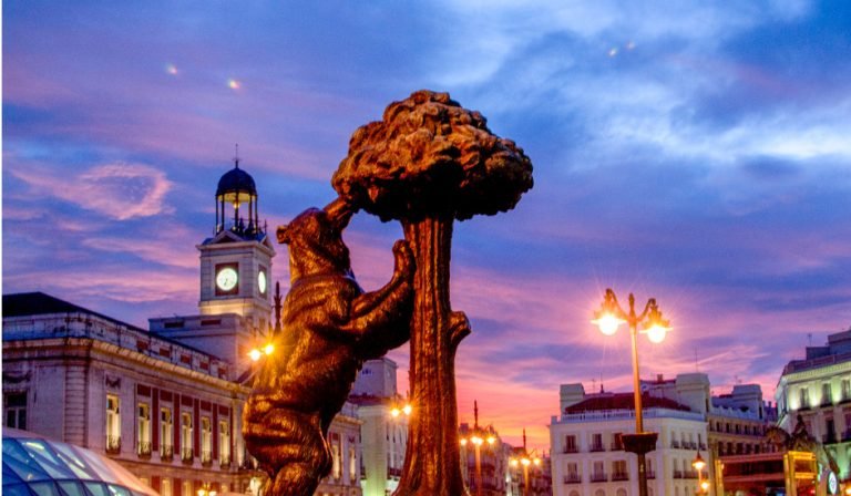Puerta del Sol es uno de los lugares preferidos donde alojarse en Madrid