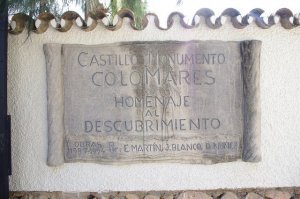 Placa homenaje en el Castillo de Colomares, Benalmádena, Málaga