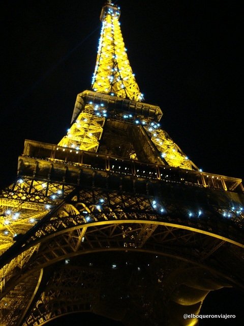 La Torre Eiffel de París de noche