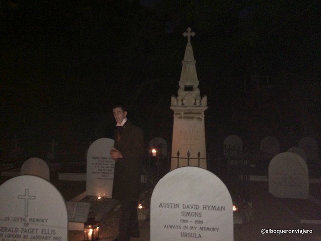 Visita Guiada por el Cementerio Inglés de Málaga de noche