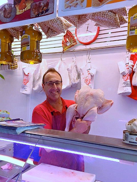 Manolo en el Mercado del Carmen con nuestro pavo en El Perchel, Málaga