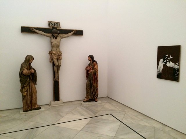 Cristo en la cruz flanqueado por María y Joséy obra de Antoni Tapiés en el CAAC