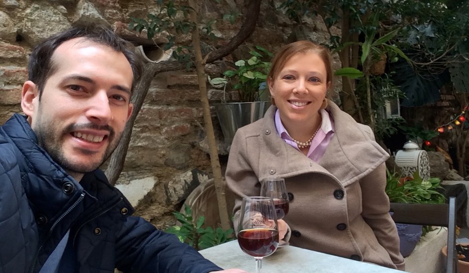 Pedro y Abby disfrutando del patio de La Odisea de los Vinos en Málaga