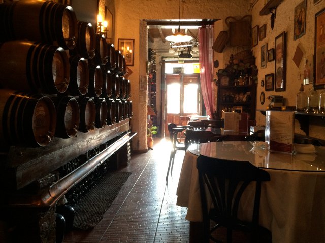 Interior de La Odisea de los Vinos en Málaga con los barriles
