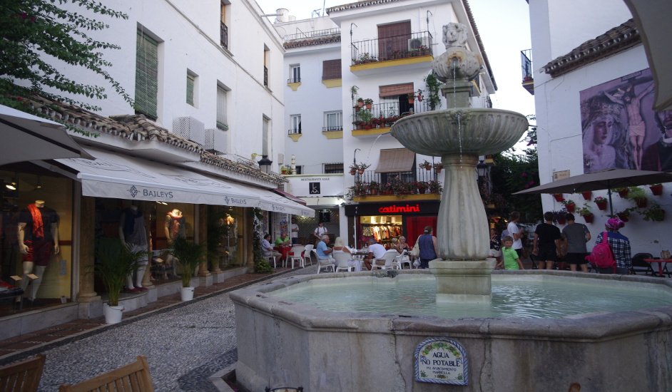 Plaza de los naranjos Kava Marbella