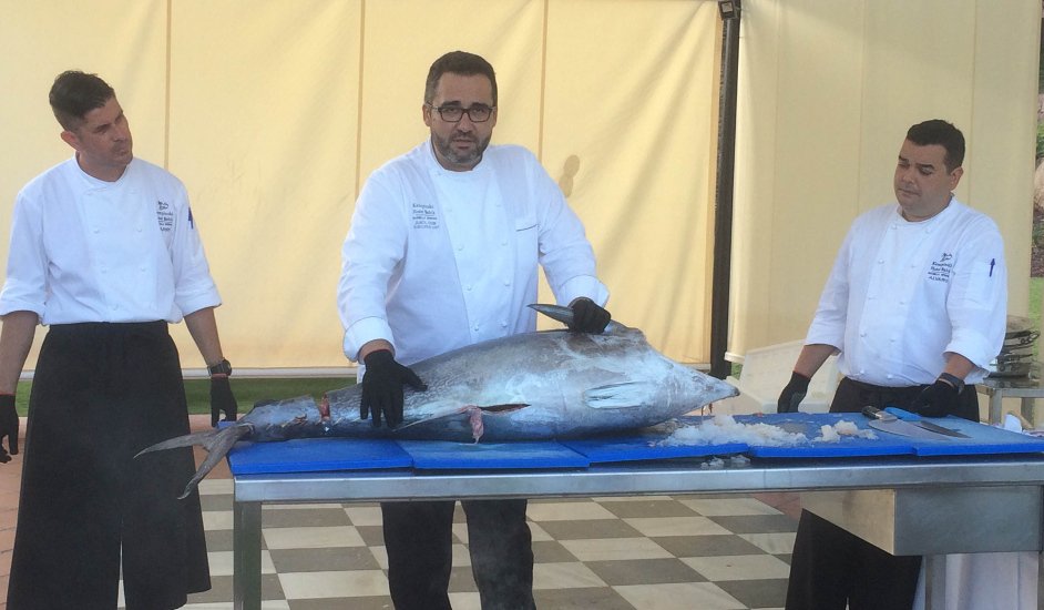 Chef Cob prepara el atún en Kempinski Hotel Bahía Estepona Ronqueo del Atún
