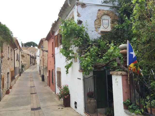 Preciosas calles en Begur, Costa Brava