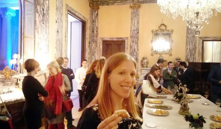 Abby catando un cannoli en la embajada de Italia