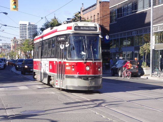 Tranvía pasando por Queen Street en Toronto