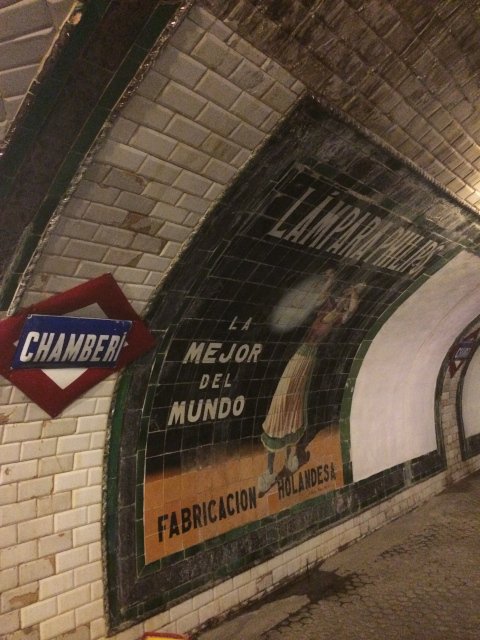 Anuncios y azulejos en el metro del Museo Andén Cero de Madrid