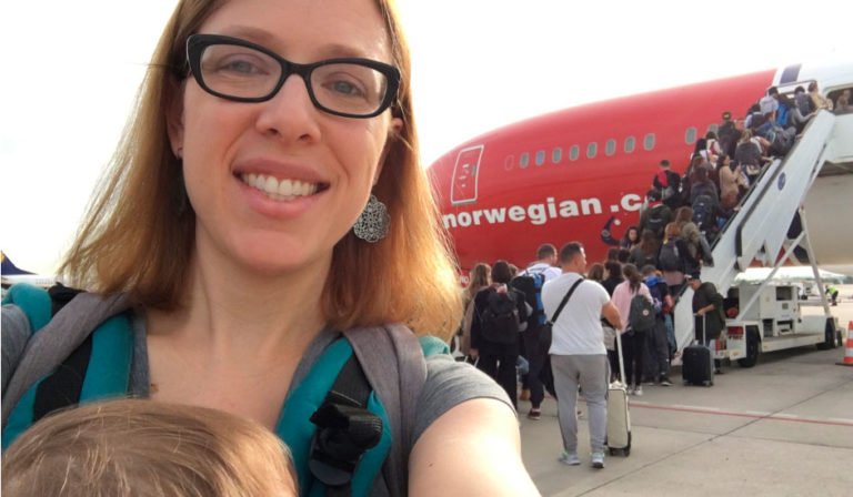 Abby y Paula con el avion Dreamliner de Norwegian
