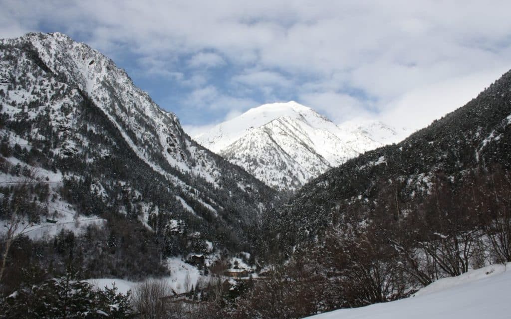 Paisaje de Andorra preciosos con la nieve